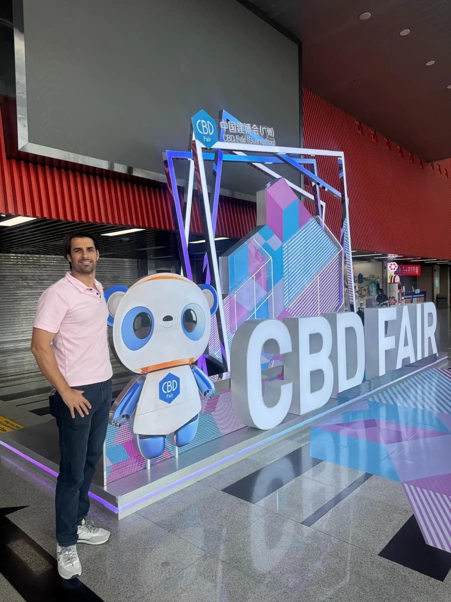 Antonio Galán en el acceso a la feria CBD Fair de Guangzhou