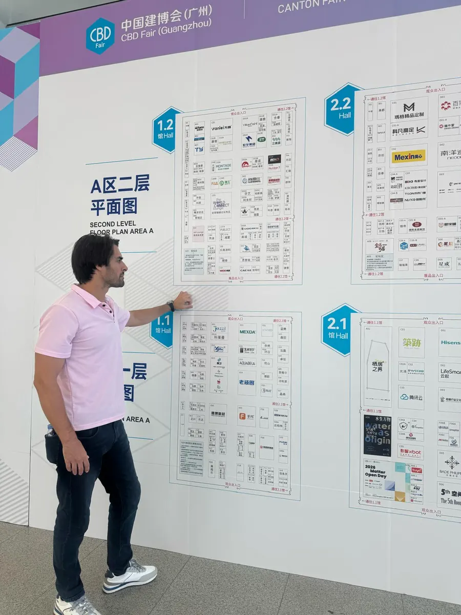 Antonio Galán consultando el plano de expositores del pabellón 1.2 de la feria CBD de Guangzhou