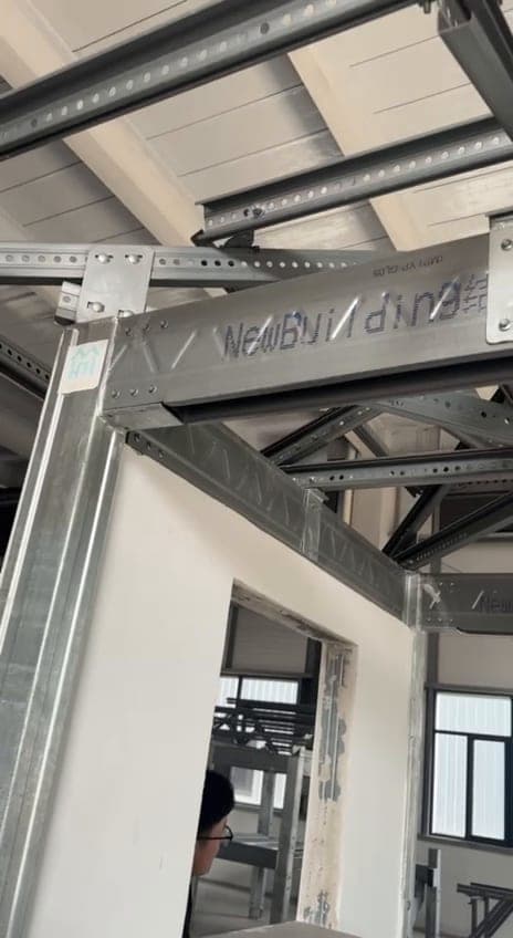 Estructura ligera de acero y panel de cerramiento en el interior de la fábrica