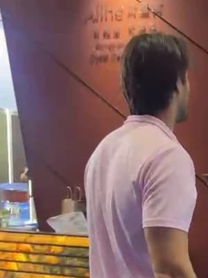 Antonio Galán ante un expositor de paneles de piedra retroiluminada en la feria de construcción y decoración de Guangzhou